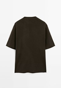 Top corto oversize marrone con maniche corte e scollatura rotonda. Realizzato in un tessuto morbido, presenta un orlo dritto e dettagli di cucitura minimi.