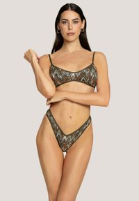 Set bikini con bralette triangolare e slip a vita alta. Decorato con motivi a zigzag in tonalità terrose di verde, rosso e blu.