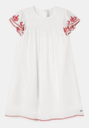 Witte peuterjurk met een smock-bodice, korte mouwen geborduurd met rode bloemmotieven en een rode bies langs de zoom.