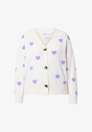 Cremefarbener Cardigan mit weicher Textur, verziert mit lila Herzmustern und einem V-Ausschnitt, abgeschlossen mit drei runden Knöpfen.
