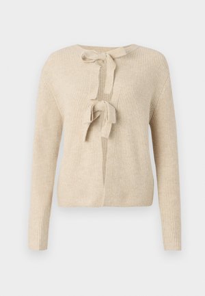 Cardigan en tricot beige avec des manches longues, un col ras du cou et une fermeture à nouer à l'avant. Présente une texture côtelée et une coupe ample.
