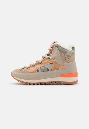 Zapatilla alta con tejido beige de diseño camuflaje, acentos naranjas y suela texturizada. Los cordones y un cuello acolchado completan el diseño.