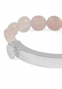 Armband av rosakvarts med en silverfärgad metallspänne, med släta ovala pärlor i ljusrosa och en elegant, böjd design.