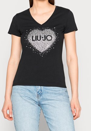Zwart katoenen T-shirt met een V-hals, voorzien van een gestructureerd zilveren hartontwerp en de tekst "LIU JO" in het midden. Korte mouwen.