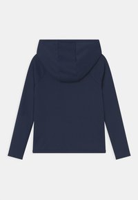 Marineblauer Hoodie mit langen Ärmeln, einer runden Kapuze und einer glatten Textur. Keine sichtbaren Muster oder Hardware-Details. Minimalistisches Design.