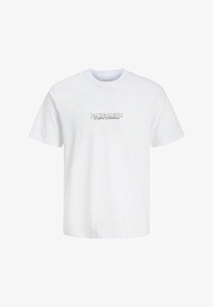 Czarny prążkowany kardigan na białym t-shircie z logo, połączony z jasnoniebieskimi, wyblakłymi spodniami typu wide-leg i beżowym obuwiem.