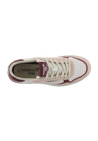 Sneaker in suede bianco e rosa con punta perforata, lacci crema e dettagli bordeaux. Dotato di logo e design del 1985 sulla linguetta.