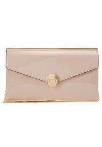 Clutch de cuero patentado beige con acentos dorados, diseñado en forma rectangular. Presenta un cierre con solapa y una correa de cadena.