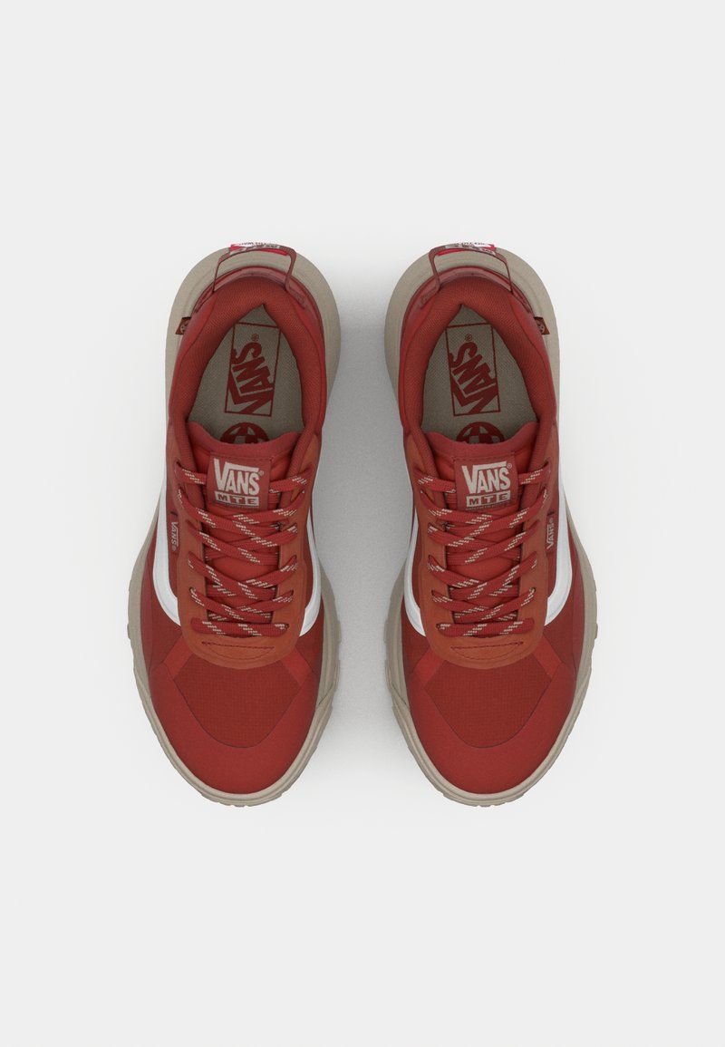 Czerwone buty Vans z cholewką wykonaną z różnych materiałów, z białymi akcentami, teksturowanymi sznurowadłami i masywną beżową podeszwą. Klasyczny design z sportowym wyglądem.