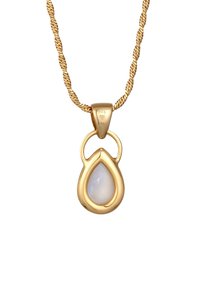 Collier en pendentif doré avec chaîne torsadée et un centre en pierre précieuse blanche en forme de poire, encadré dans un périmètre doré poli.