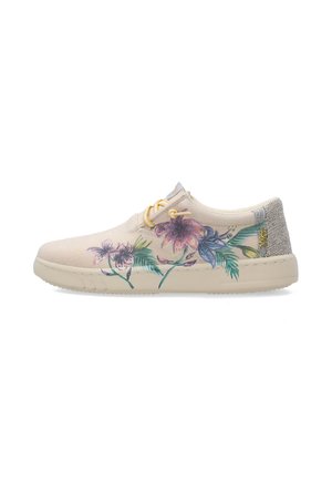 Lavtop beige sneaker med gule snørebånd og farverigt blomsterprint på siden, med tekstureret grå hæl og beige sål.