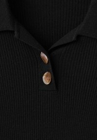 Tricou polo negru cu dungi, prevăzut cu guler pliat și trei nasturi maro deschis la gât. Materialul are un finisaj moale și texturat.