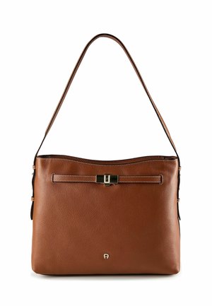 Sac à bandoulière en cuir marron avec une seule sangle, rabat avant fixé par un fermoir doré, et petit logo de marque en métal près du centre inférieur.