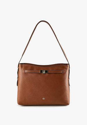 Braune Lederschultertasche mit einem Riemen, Vorderklappe, die durch einen goldfarbenen Verschluss gesichert ist, und kleinem Metall-Logo der Marke nahe der unteren Mitte.