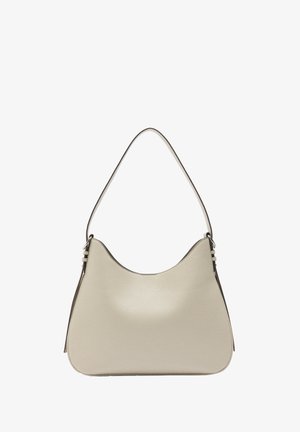 Beżowa skórzana torebka o gładkiej, lekko teksturowanej powierzchni, z zaokrąglonym kształtem i jednym paskiem na ramię. Akcenty w kolorze srebrnym.