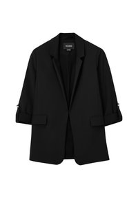 Černý blazer s přizpůsobeným designem, s úzkým klopou, tříčtvrtečními rukávy a ohrnutými manžetami s akcenty knoflíků. Hladká textura látky.