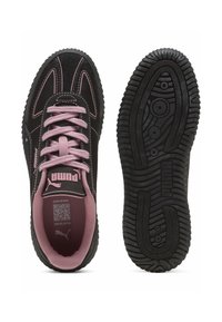Sorte sneakers med pink snørebånd og indvendig fôr, med hvid syning og en struktureret sort sål. Branding synlig på tungen.