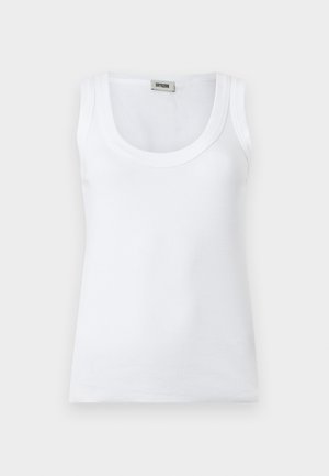 Hvid ribbet ærmeløs tanktop med rund halsudskæring og mærkelabel ved kraven bagpå, vist på en ensfarvet hvid baggrund.