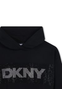 Felpa nera con cappuccio realizzata in un morbido tessuto, decorata con un logo DKNY nero in paillettes sul petto.