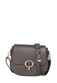 Grijze leren schoudertas met een voorklep, gouden hardware, ronde sluiting en een decoratieve Italiaanse vlagtag. Geverfde oppervlakte met stiksel details.