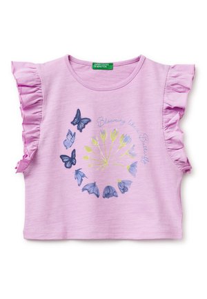 Lila top met korte mouwen en gerufflede mouwen, blauwe vlinder- en gele bloemenprint, met de tekst "Blooming like a Butterfly" centraal op de voorkant.