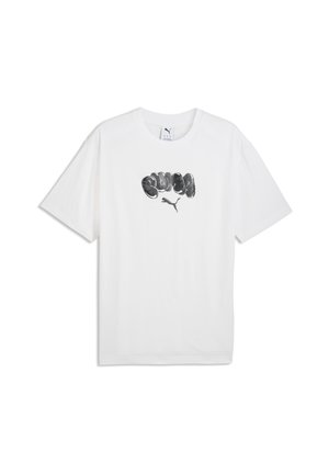 Camiseta blanca de manga corta de Puma con texto estilizado negro y logotipo de Puma centrados en el pecho.