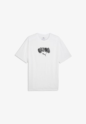 Biała koszulka Puma z krótkim rękawem, z czarnym stylizowanym napisem i logo Puma na środku klatki piersiowej.