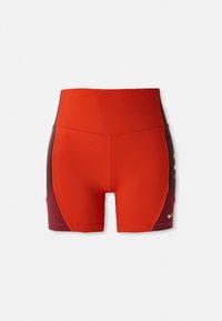 Raudoni sportiniai šortai su aukštu juosmeniu, kontrastingomis bordo šoninėmis juostelėmis ir Nike logotipu apatinėje priekyje. Lygus, tamprus audinys.