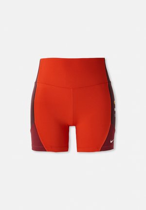 Rode sportieve shorts met een hoge tailleband, contrasterende kastanjebruine zijkanten en het Nike-logo aan de onderkant van de voorkant. Glad, rekbaar materiaal.