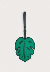 Grønne læder bagagelabel i form af et Monstera-blad, med sorte detaljer, en loop-håndtag og detaljeret syning af bladvener.