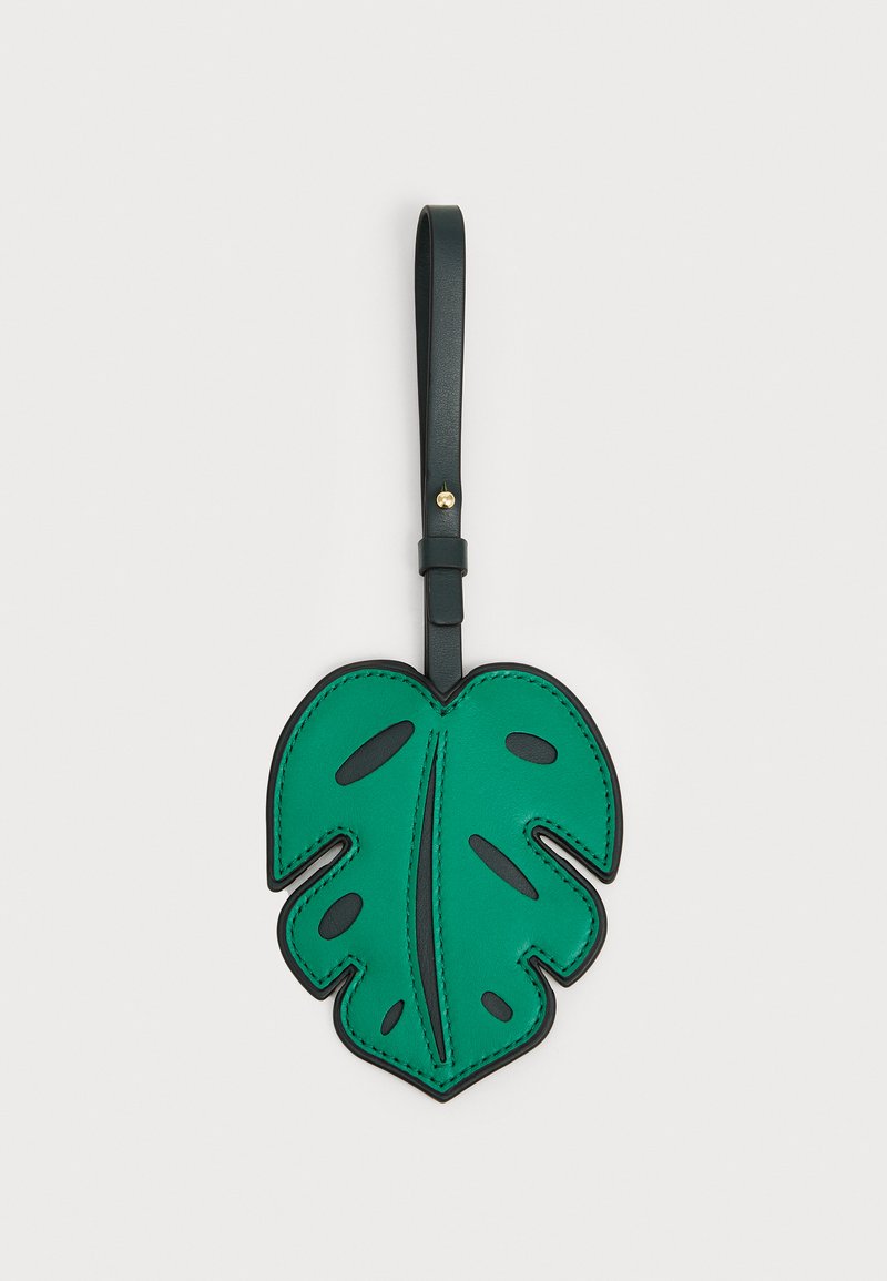 Grønne læder bagagelabel i form af et Monstera-blad, med sorte detaljer, en loop-håndtag og detaljeret syning af bladvener.