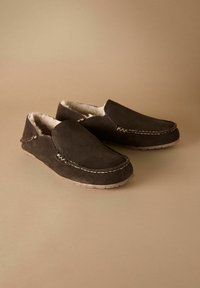 Brune ruskinds slip-on sko med en blød indvendig foring, prydet med kontrasterende syninger og en struktureret gummisål.
