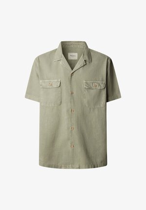 Korte mouwen, lichtgroene overhemd met knopen, twee borstzakken en houten knopen, plat weergegeven op een witte achtergrond.