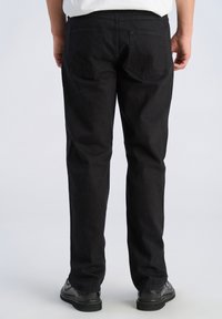 Pantaloni in denim nero con design a gamba dritta, due tasche posteriori e una cintura classica. Il materiale sembra resistente con una texture morbida.