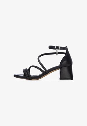 Sandalo nero con tacco, punta chiusa, materiale in pelle, molteplici sottili cinturini e cinturino alla caviglia con dettaglio fibbia argentata. Design con tacco a blocco.