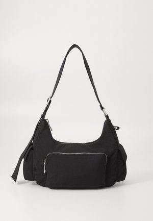 Juodas audinio pečių krepšys su kreivėmis, turintis priekinį užtrauktuko kišenę, reguliuojamą diržą ir dvi šonines kišenes. Lygi tekstūra.