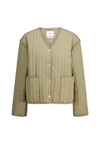 Chaqueta acolchada de color verde oliva con cuello en V, botones a presión, dos bolsillos frontales y mangas largas. Textura suave con costuras verticales.