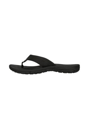 Tongs noires avec un semelle intérieure texturée, une bride perforée et une semelle en caoutchouc flexible. Design simple sans motifs ou accents supplémentaires.