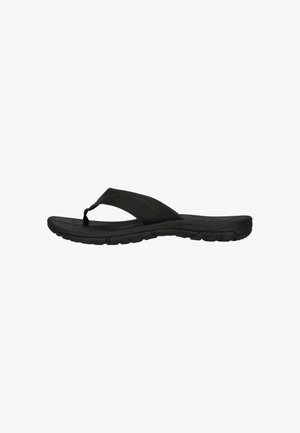 Zwarte flip-flop met een getextureerde voetbed, geperforeerde band en een flexibele rubberen zool. Eenvoudig ontwerp zonder extra patronen of accenten.