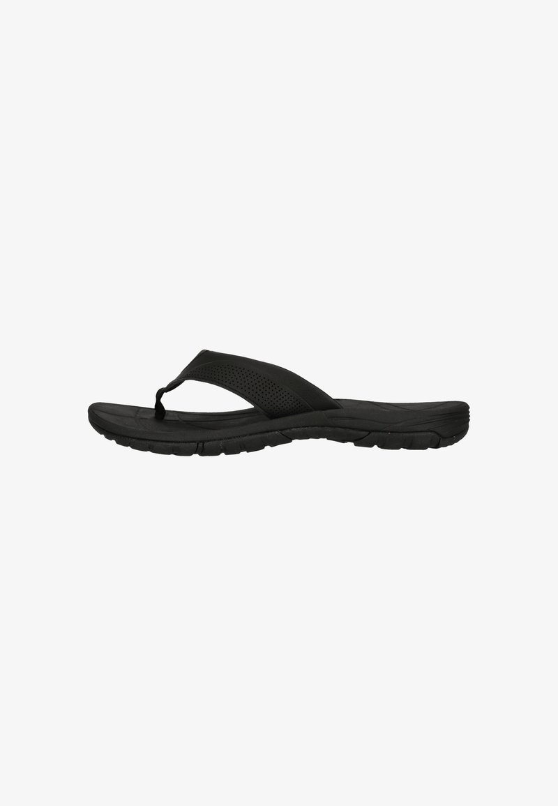 Sort flip-flop med en tekstureret sål, perforeret rem og fleksibel gummisål. Enkelt design uden yderligere mønstre eller accenter.