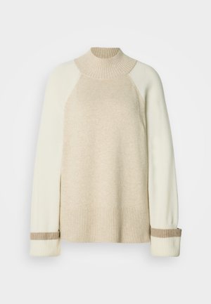 Maglione girocollo in maglia beige e crema, con polsini e orlo a costine, finitura morbida e testurizzata e maniche raglan.