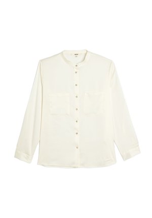 Camicia bianca a maniche lunghe con colletto rotondo, chiusura frontale con bottoni e due tasche sul petto. Tessuto morbido con una consistenza liscia.