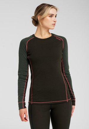 Long-sleeve thermal shirt in dark green with patterned sleeves, contrasted pink stitching, and round neckline. Features a brand logo on the chest.