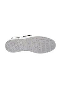 Sole di sneaker bianca con grip testurizzato, caratterizzata da un motivo distintivo e branding in rilievo. Finitura liscia, tacco leggermente rialzato.