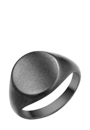 Ronde zilveren metalen ring met een satijnen afwerking, met een gladde, licht verhoogde ronde bovenkant en een taps toelopende band.