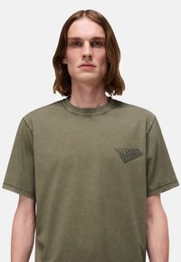 Napapijri AREN - Printtipaita - tea leaf g a
