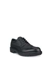 Zwarte leren schoenen met een gestructureerde bovenkant en gladde accenten, voorzien van brogue-details, een ronde neus en een lage, robuuste zool.