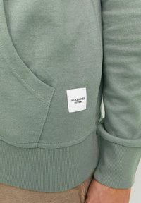 Jack & Jones JJEBASIC HOOD - Felpa con zip - sedona sage