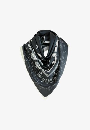 Mustast siidist sall valgete lille-, tähe- ja täpitriipudega, kokku volditud kolmnurkseks kujuks valgel taustal.