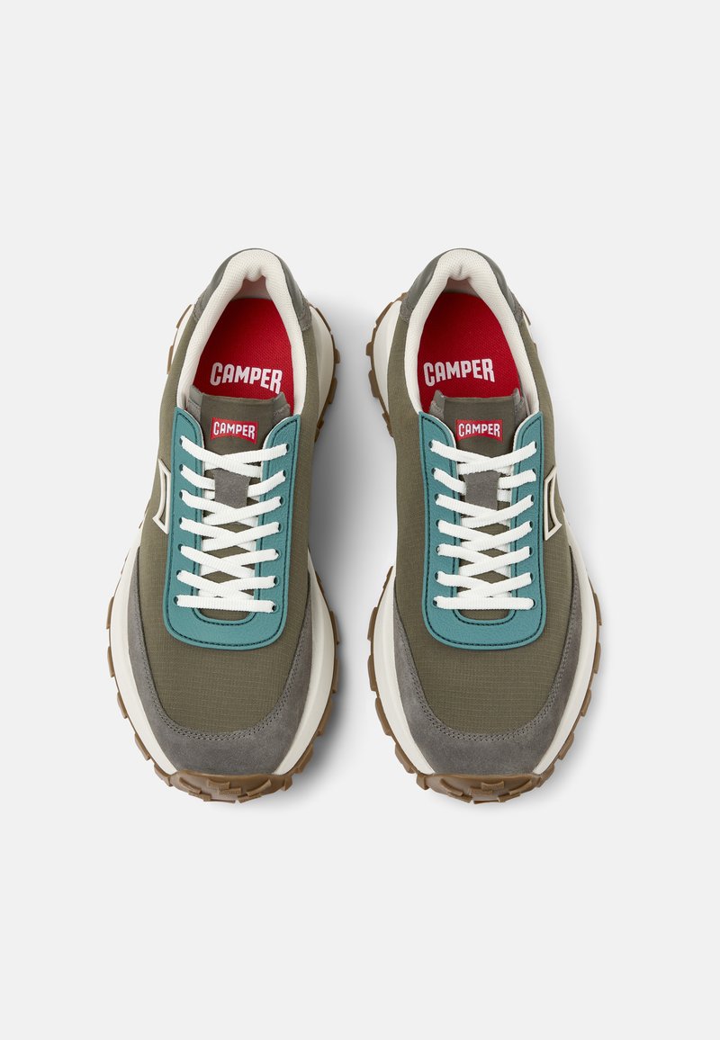 Grønne og grå sneakers med hvide snørebånd, turkise detaljer og røde indlægssåler. Tykkebrun gummisål, letvægts mesh-overdel og logo-detalje.